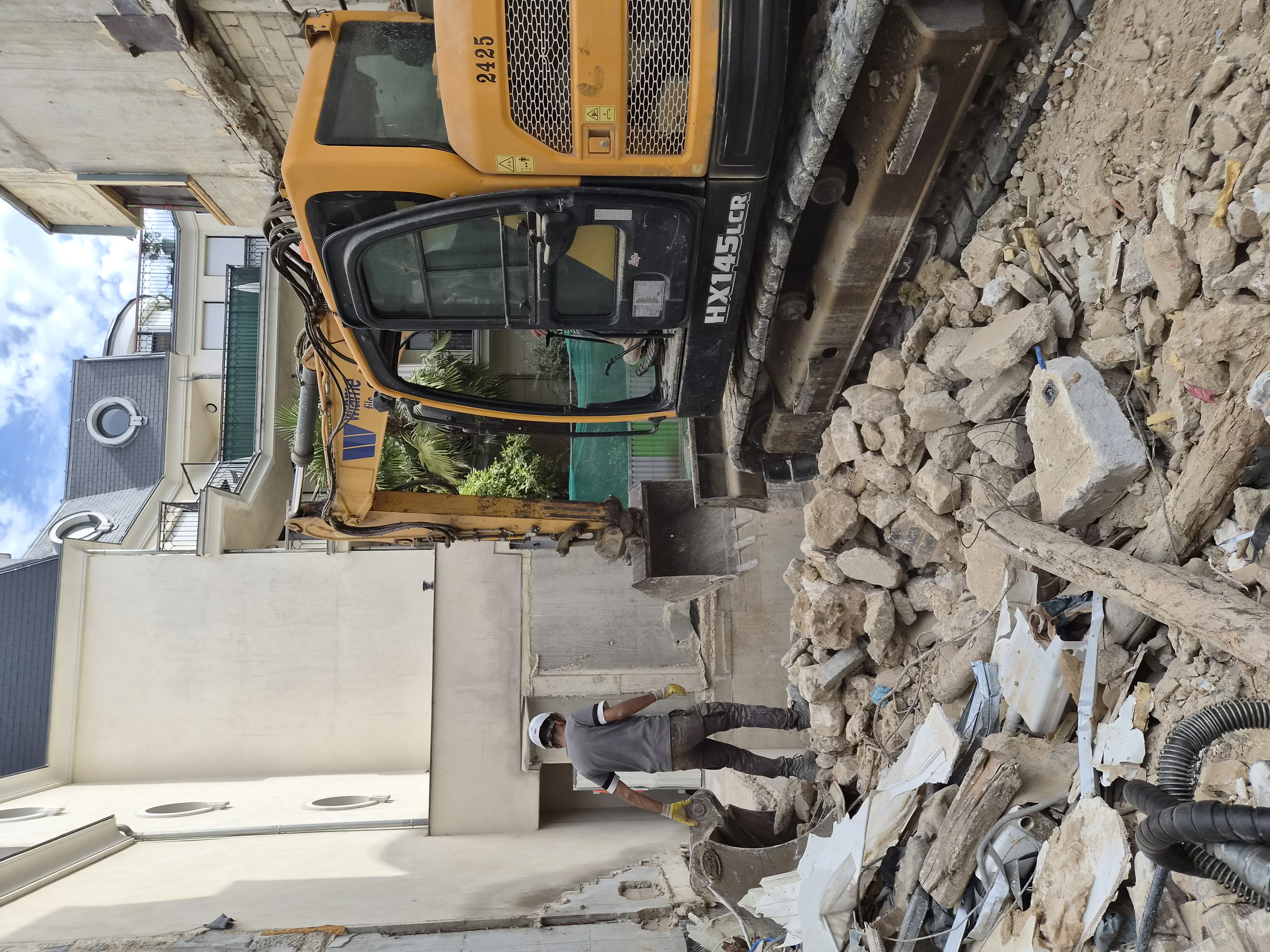 Travaux de démolition mécanique sur le chantier d’Antony