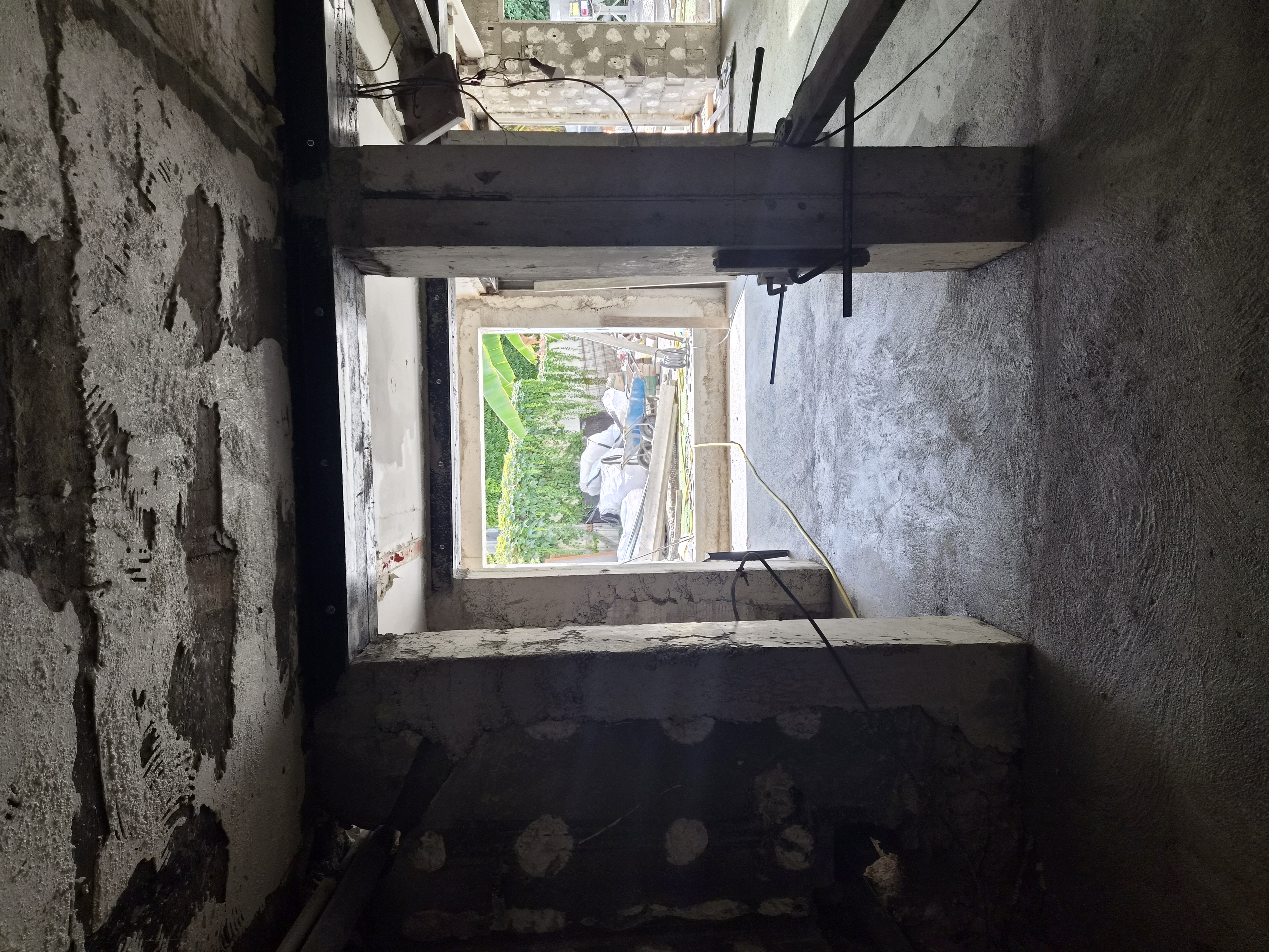 Ouvertures et poutres métalliques posées dans la maison réhabilitée